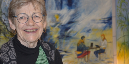 Kunstner viser maleri frem