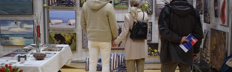 Mennesker der kigger på kunst