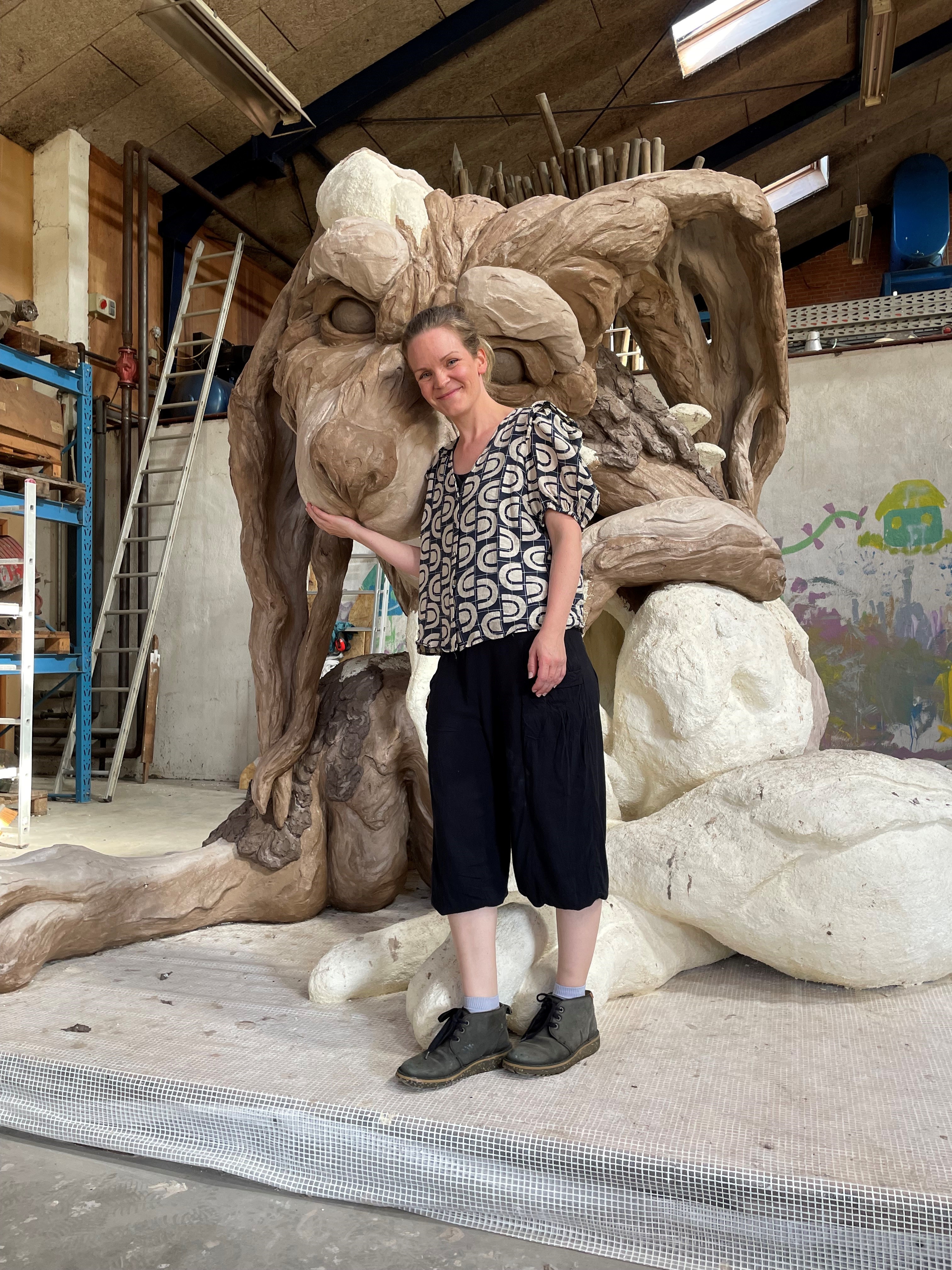 Kunstner viser skulptur frem