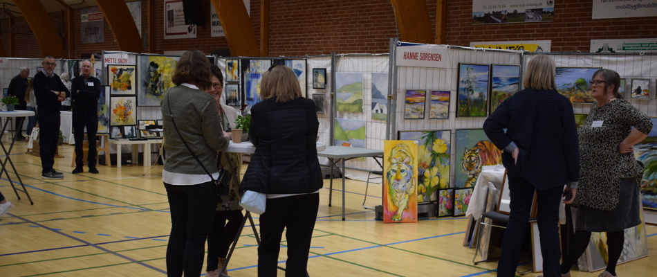 Mennesker på kunstudstilling